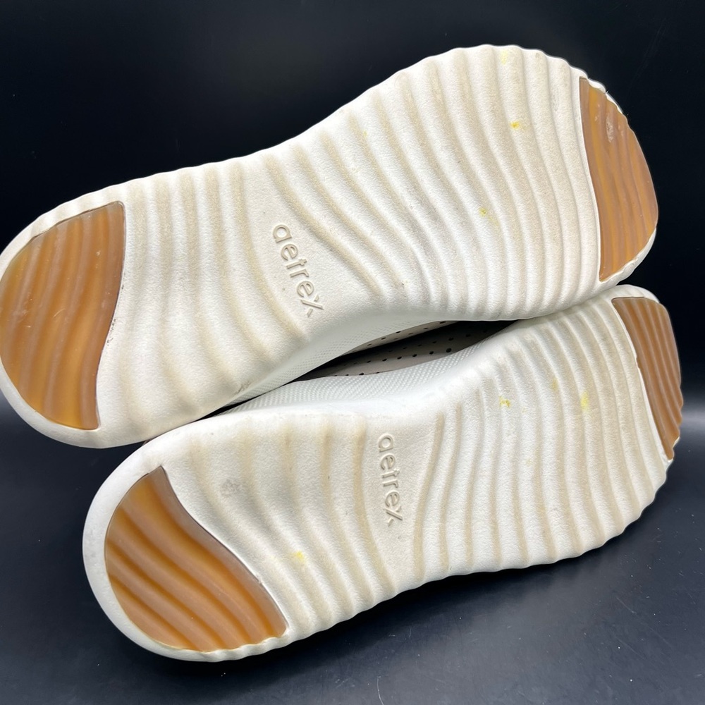Aetrex - Beige Perforated Sneakers- Laura,‎ Size:8.5 - Picture 5 of 8